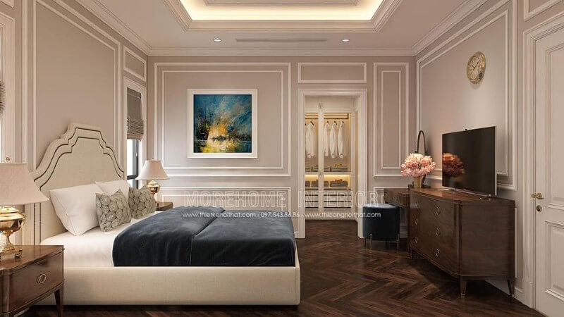 Bố trí nội thất phòng ngủ tân cổ điển nhẹ nhàng, sang trọng với giường bọc nệm trắng, kệ tivi gỗ óc chó cao cấp. Thiết kế phòng ngủ biệt thự