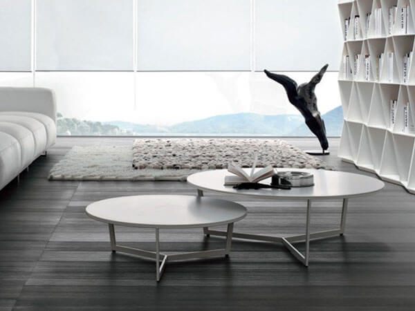 Bàn trà mặt đá phòng khách màu trắng được thiết kế mang phong cách hiện đại góp phần mang tới giá trị thẩm mỹ cho không gian sống của gia đình.