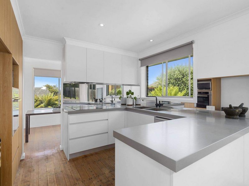 Nên lựa chọn đá ốp bếp màu gì phù hợp với thiết kế tủ bếp trắng