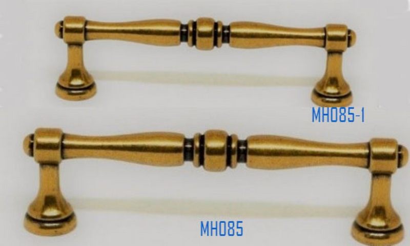 Tay nắm tủ mạ vàng trang trí hiện đại đơn giản nhưng không kém sự sang trọng cao cấp.