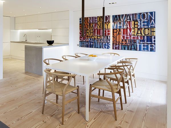 Phòng bếp được thiết kế mang phong cách hiện đại đang là xu hướng thịnh hành trong năm nay. Phòng bếp với đầy đủ mọi tiện nghi giúp các mẹ vào bếp nấu những bữa ăn ngon cho gia đình.