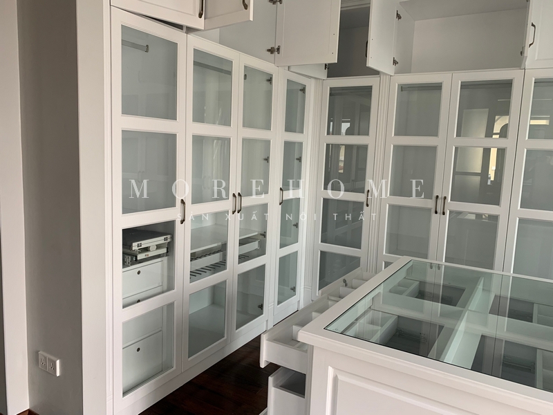 Thi công nội thất phòng thay đồ tiện lợi sắp xếp quần áo, trang sức gọn gàng, bảo quản tốt nhất, dễ dàng cho việc lựa chọn quần áo phụ kiện mỗi khi đi ra bên ngoài
