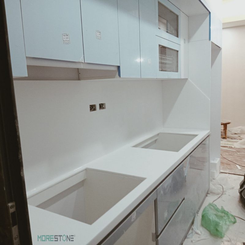 Đá ốp bếp bàn màu trắng giúp không gian căn bếp của gia đình nổi bật và ấn tượng mỗi khi bước vào.